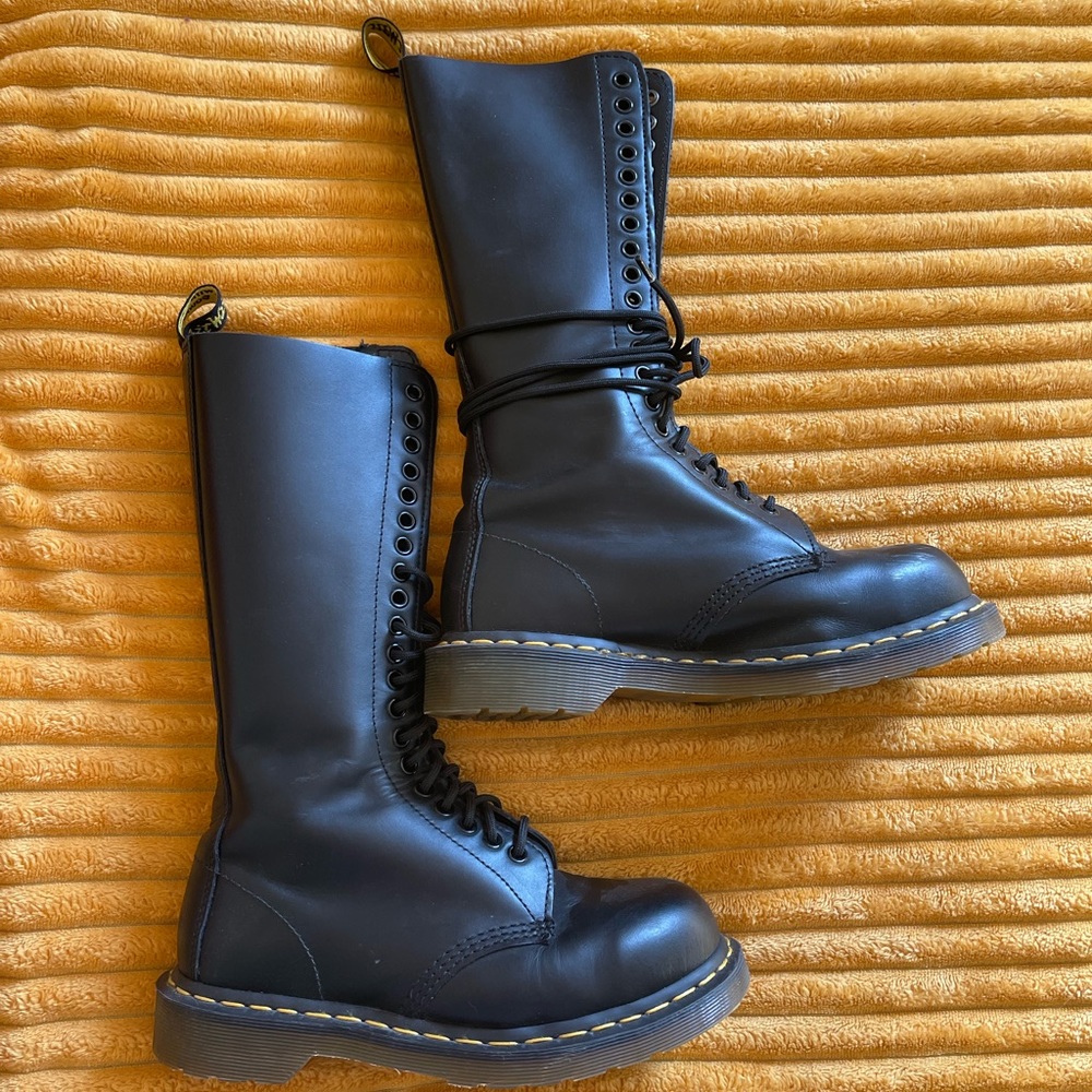 20-eye dr martens